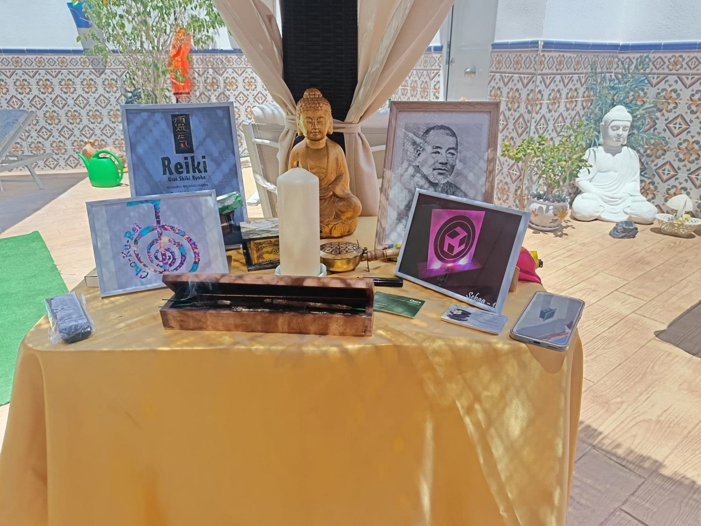 Altar de Reiki Usui en el espacio de sesiones de Charo Moñino en Valencia
