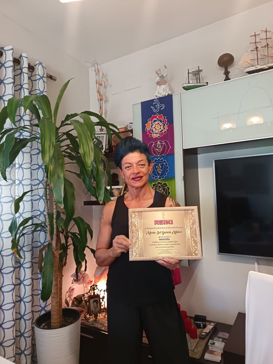 Alumna con su título de Maestría de Reiki impartido por Charo