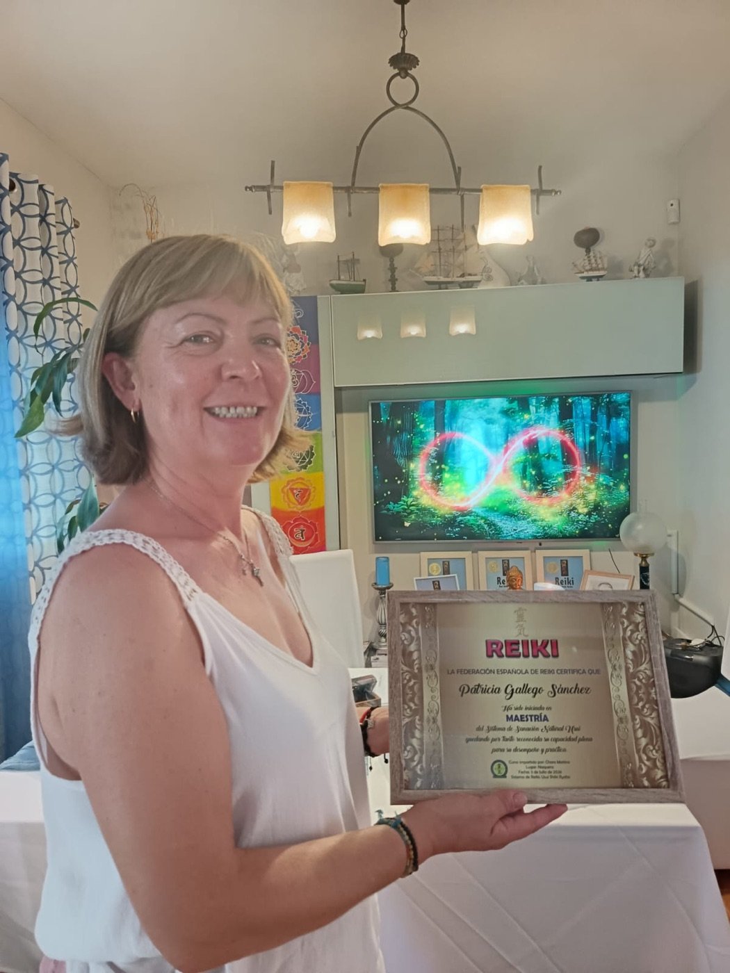 Alumna con su título de Maestría de Reiki impartido por Charo
