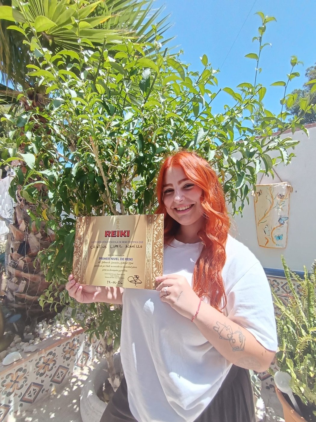Alumna con su título de Primer Nivel de Reiki