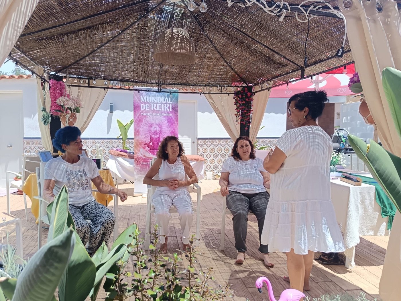Grupo de alumnas de Reiki con Charo Moñino